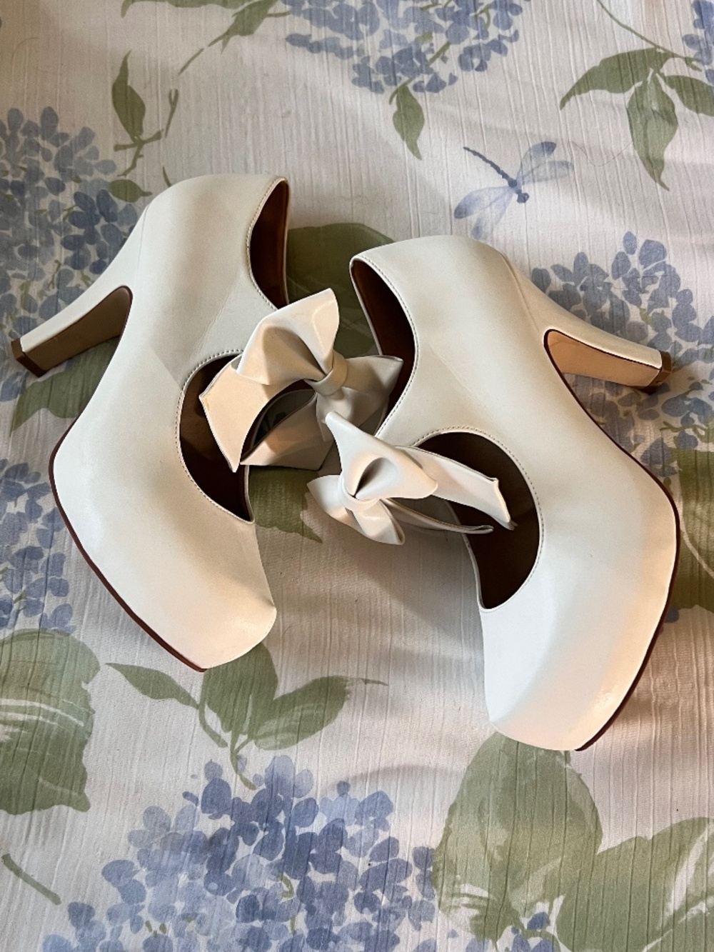 Vintage style white platform pump heels